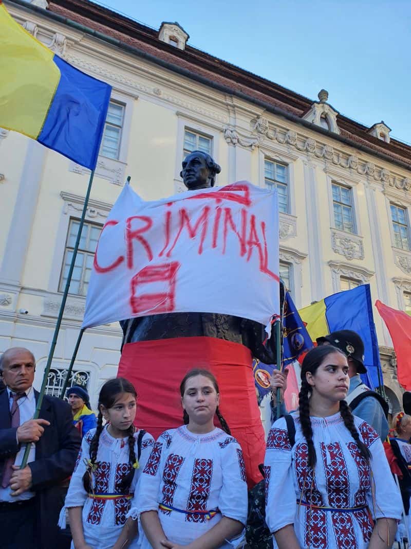 VIDEO FOTO Protest atipic în Piața Mare - Șoșoacă și Funar vor dărâmarea statuii lui Brukenthal - ”Statuia asta trebuie scuipată”