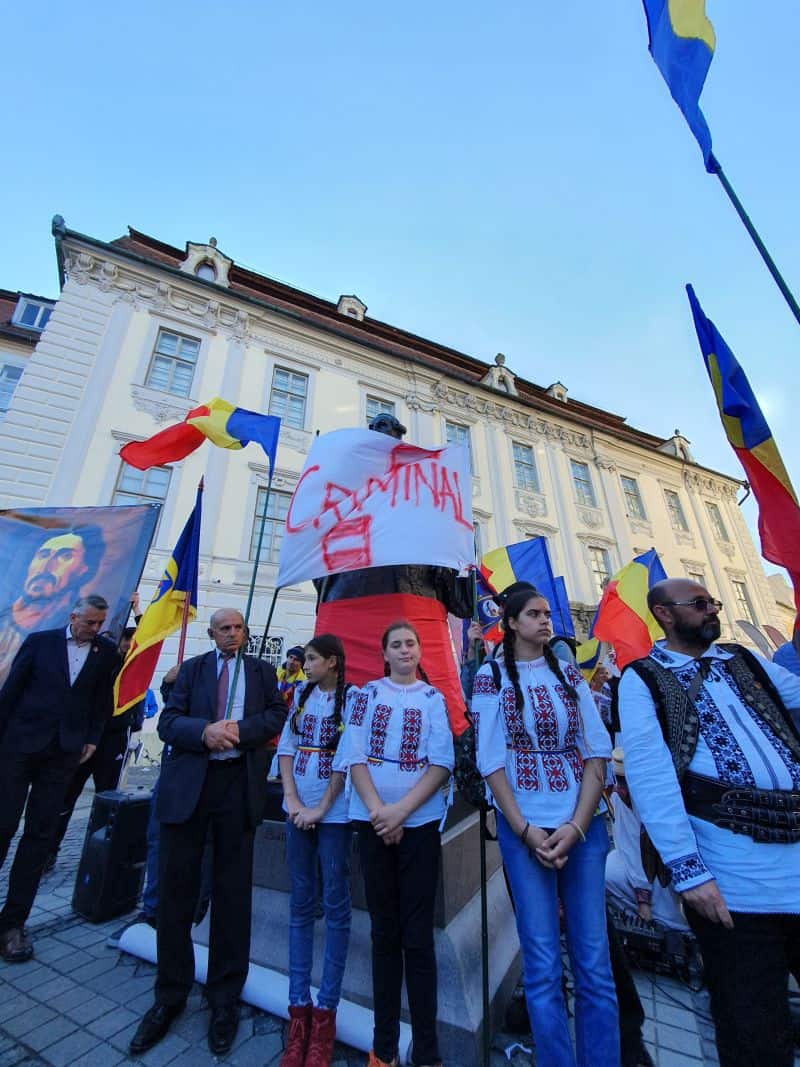 VIDEO FOTO Protest atipic în Piața Mare - Șoșoacă și Funar vor dărâmarea statuii lui Brukenthal - ”Statuia asta trebuie scuipată”