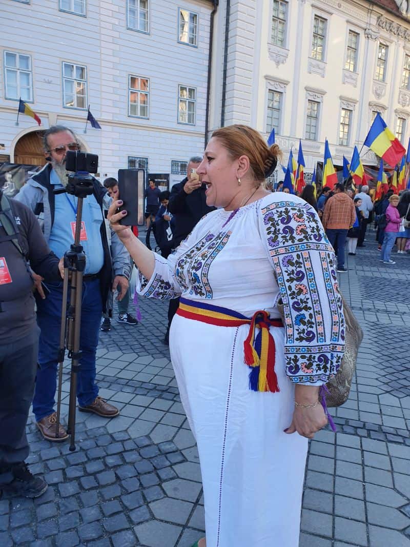 VIDEO FOTO Protest atipic în Piața Mare - Șoșoacă și Funar vor dărâmarea statuii lui Brukenthal - ”Statuia asta trebuie scuipată”