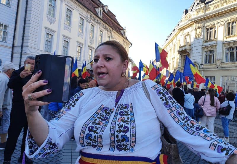 VIDEO FOTO Protest atipic în Piața Mare - Șoșoacă și Funar vor dărâmarea statuii lui Brukenthal - ”Statuia asta trebuie scuipată”