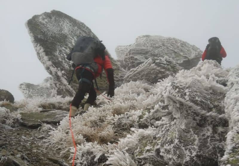 misiune dificilă pentru zece salvamontiști după ce un turist s-a rătăcit în munții bucegi