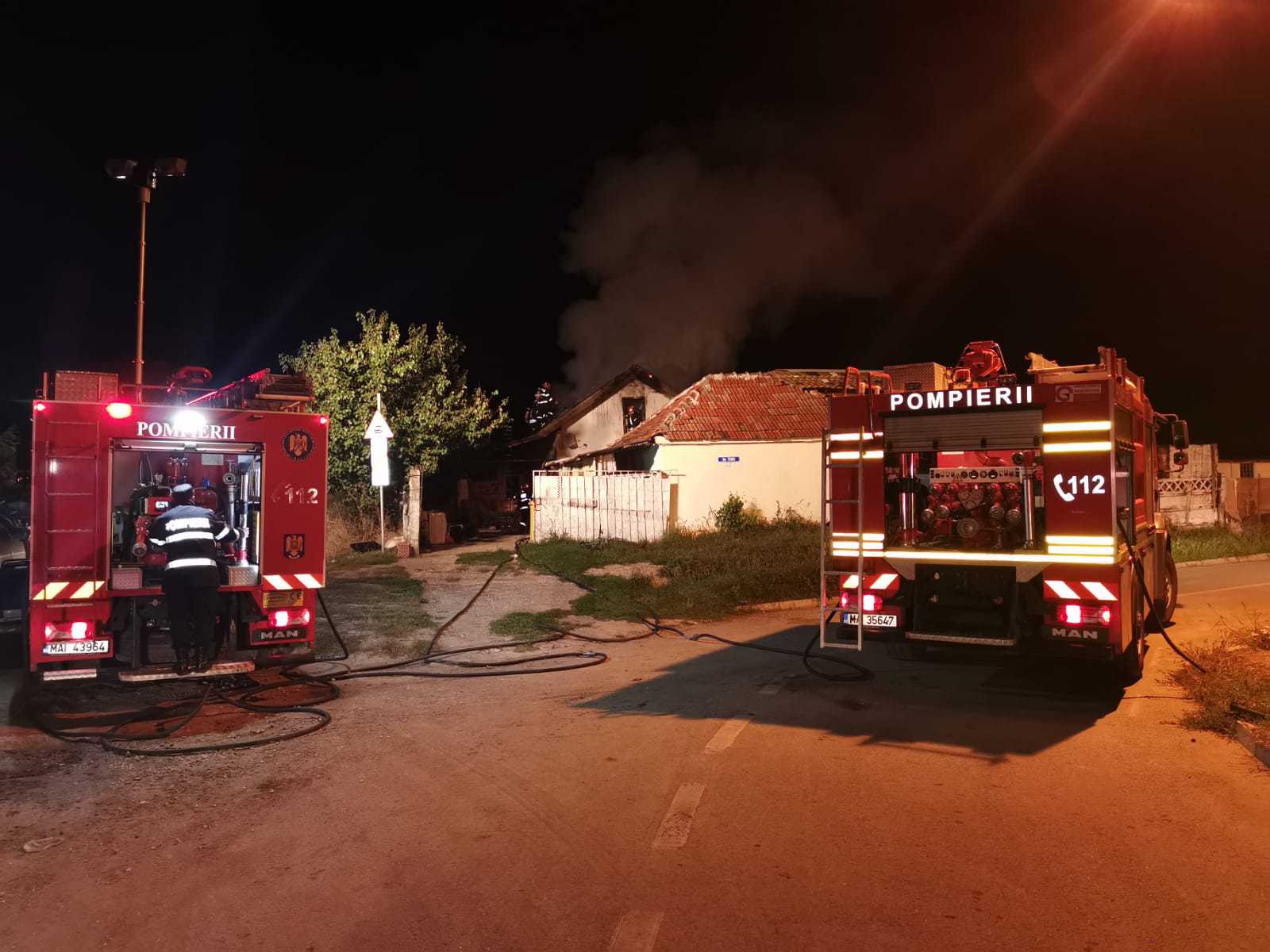 incendiu pe strada tomis din sibiu - a luat foc acoperișul unei case
