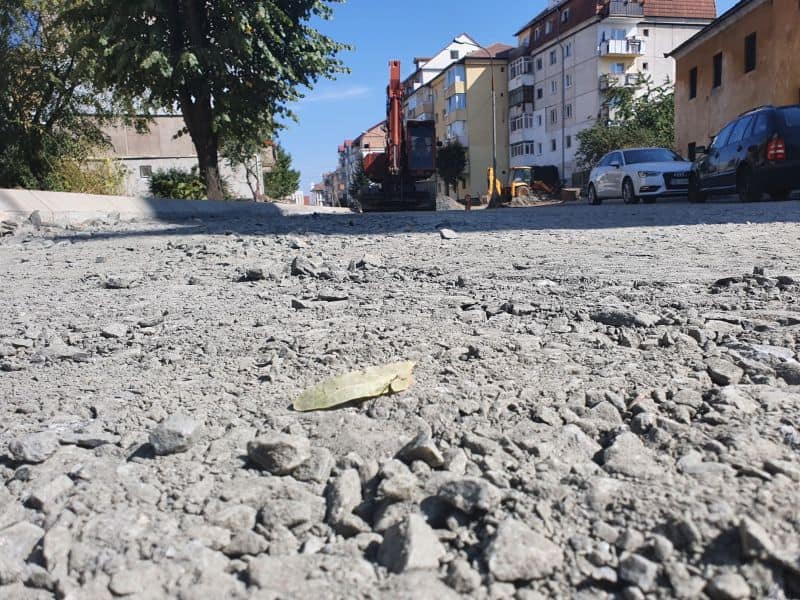 video foto - lucrările din terezian - locatarii nemulțumiți de înjumătățirea locurilor de parcare și tăierea copacilor