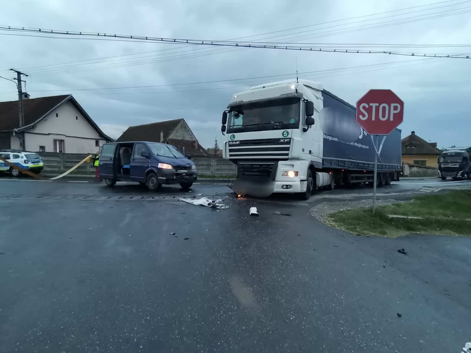 foto microbuz plin cu pasageri implicat într-un accident la porumbacu de jos