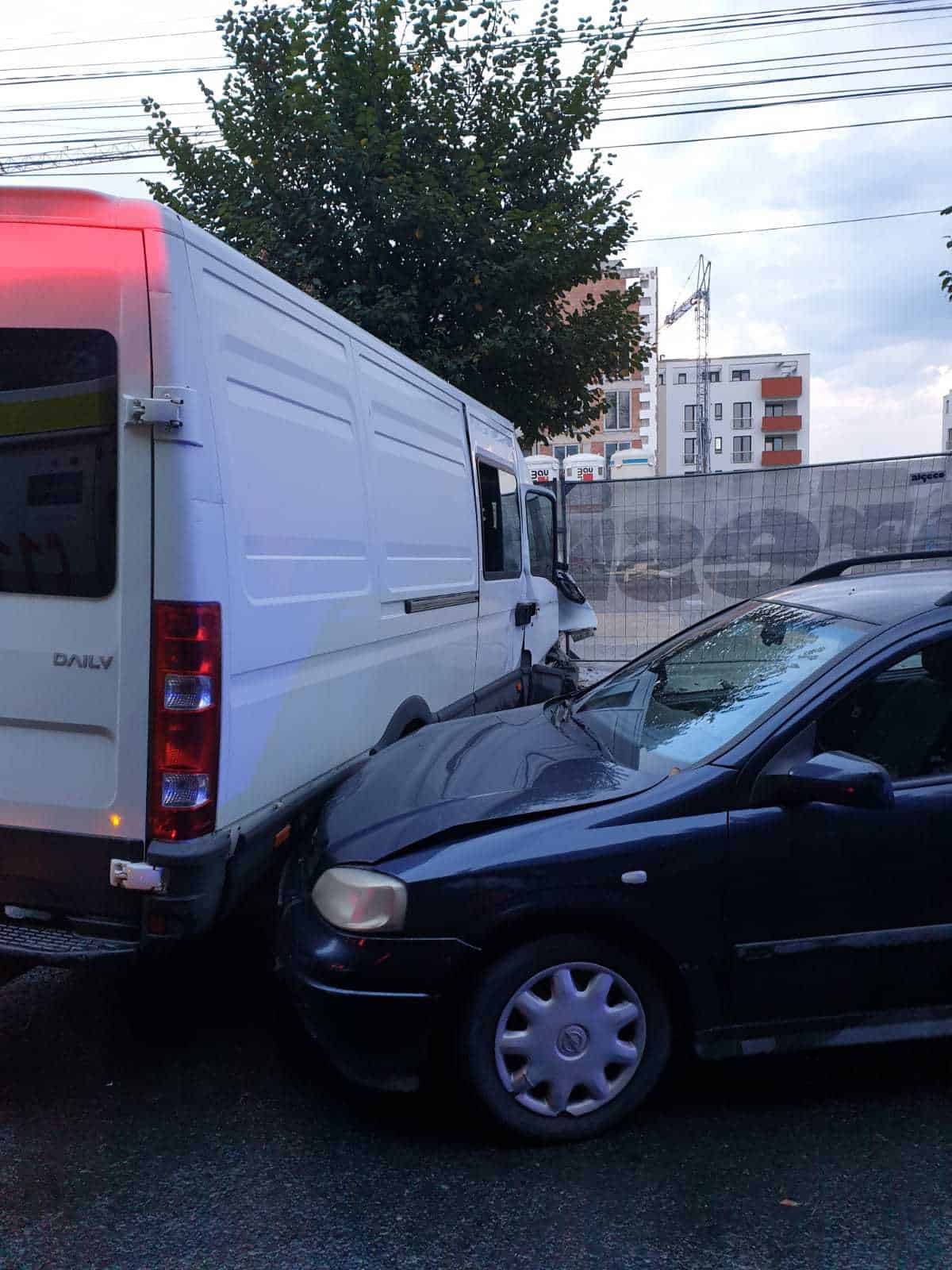 foto accident cu trei mașini pe calea gușteriței - o persoană dusă la spital