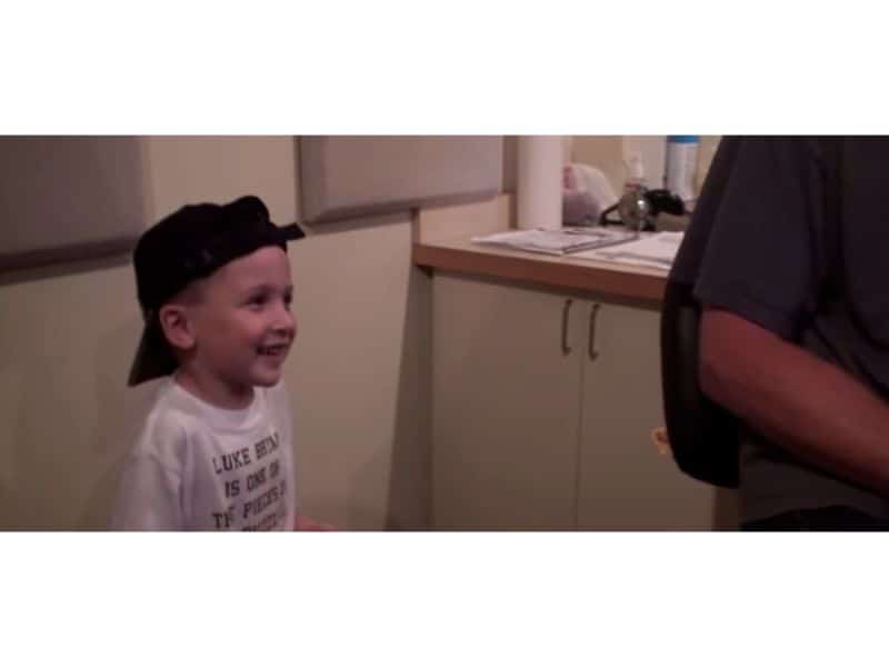 video - un băiețel își întâlnește pentru prima dată sora mai mică. reacția este delicioasă
