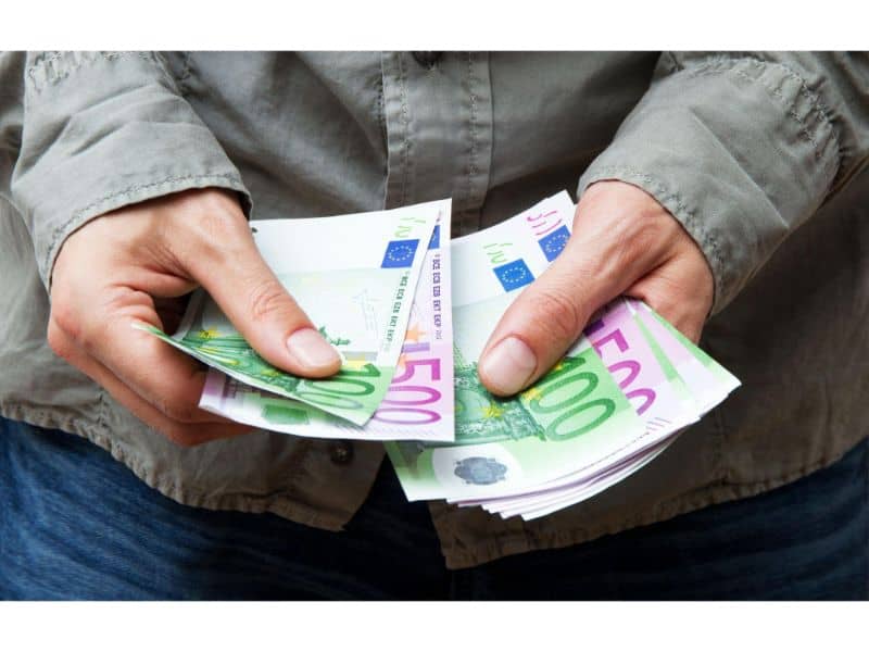 un român a ascuns bancnote de 50 și 100 de euro într-o pernă și a încercat să le trimită în italia