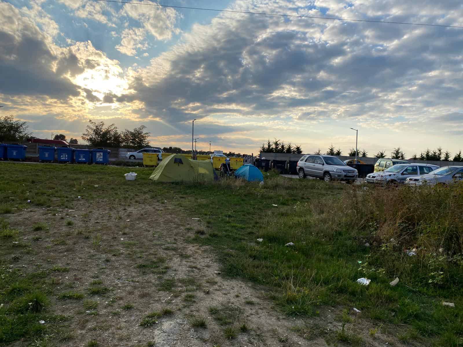 foto: camping în cartierul arhitecților - mai mulți romi au instalat corturile lângă un parc și fac mizerie
