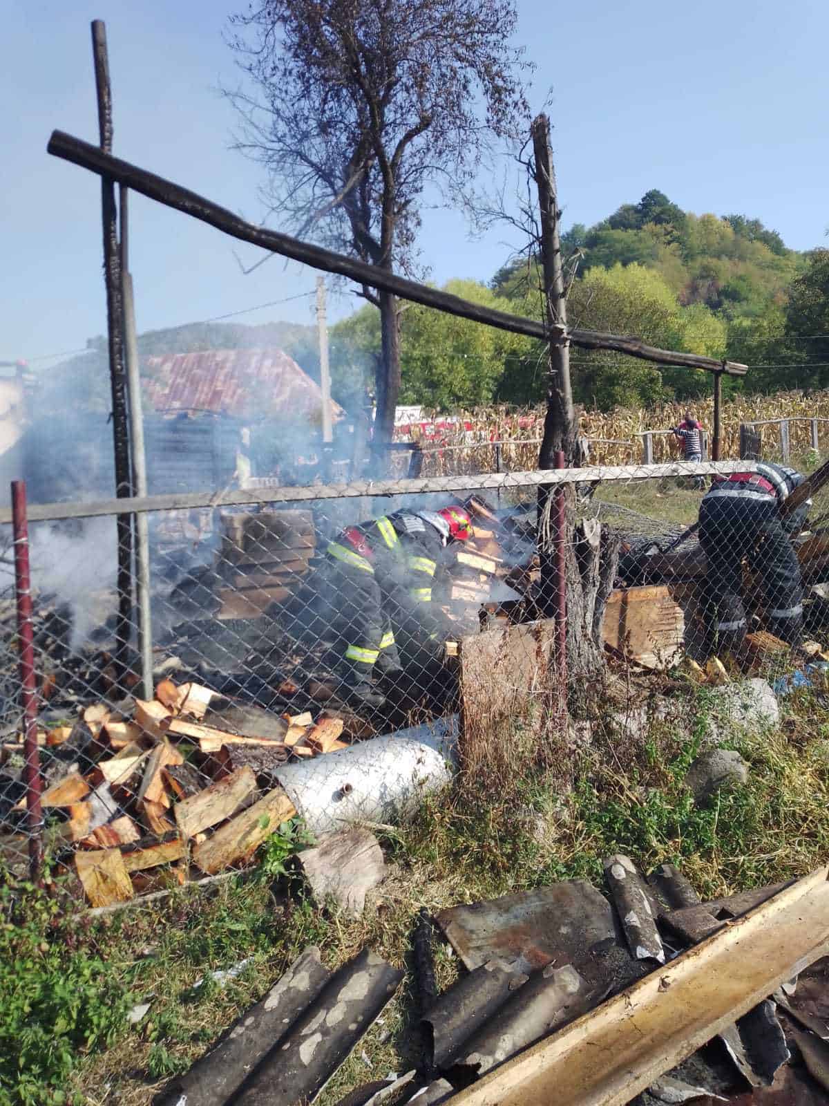 foto: incendiu puternic la o gospodărie de pe valea oltului