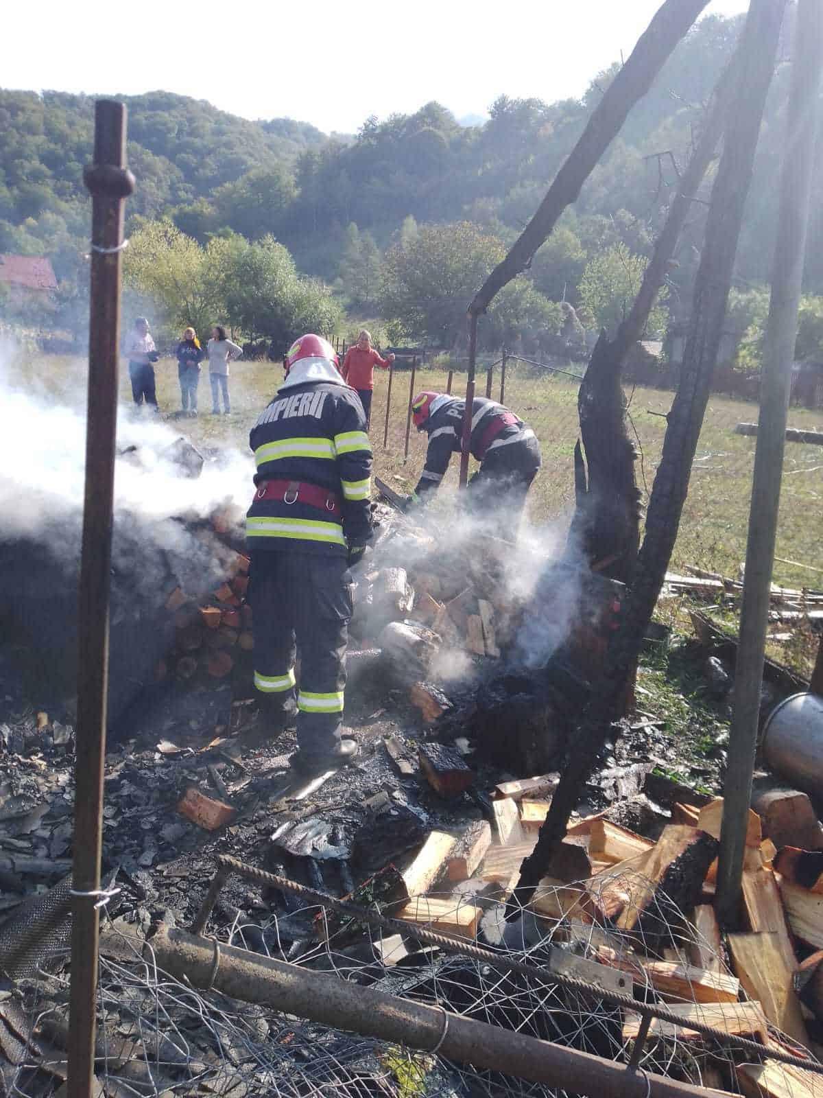 foto: incendiu puternic la o gospodărie de pe valea oltului