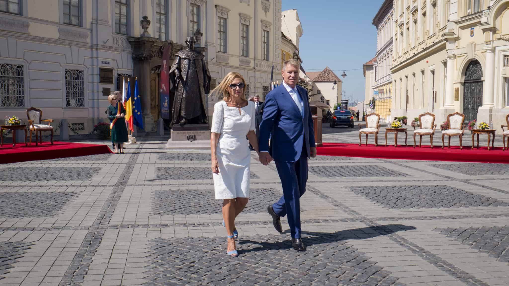 foto: dezvelirea statuii baronului brukenthal - iohannis: „vă felicit pentru realizarea acestui proiect”