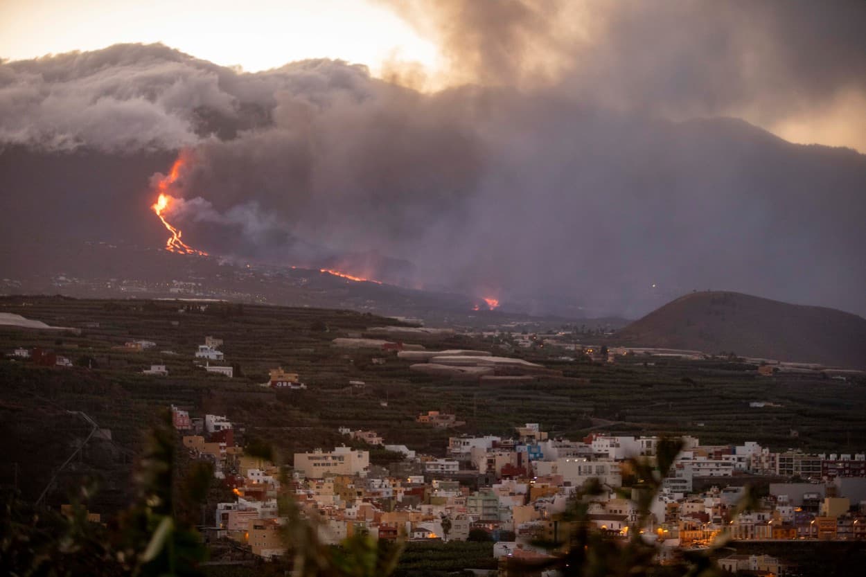 imagini spectaculoase - lava vulcanului la palma a început să formeze o deltă în oceanul atlantic