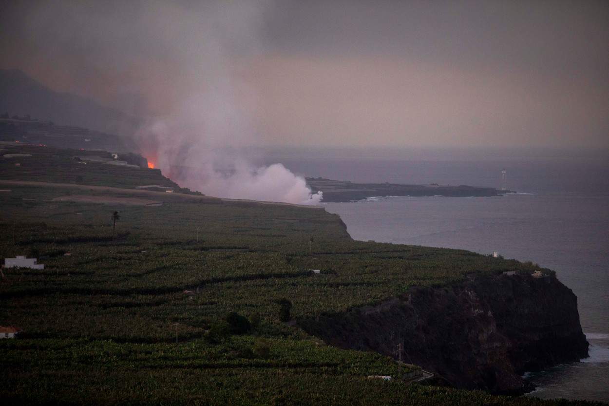 imagini spectaculoase - lava vulcanului la palma a început să formeze o deltă în oceanul atlantic