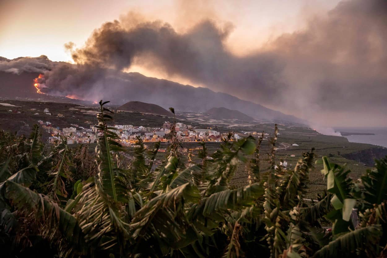 imagini spectaculoase - lava vulcanului la palma a început să formeze o deltă în oceanul atlantic