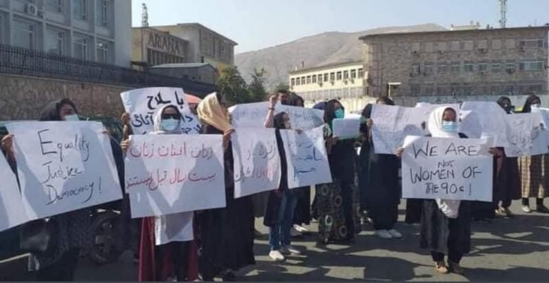 Talibanii au lovit și atacat cu gaze lacrimogene un grup de femei afgane care protestau în Kabul