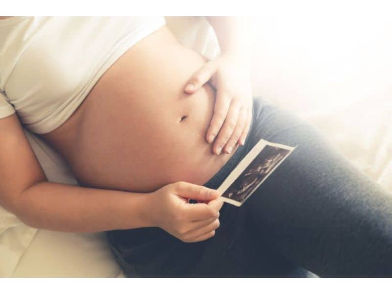 o femeie s-a prefăcut însărcinată și i-a cerut partenerului 8000 de euro pentru avort