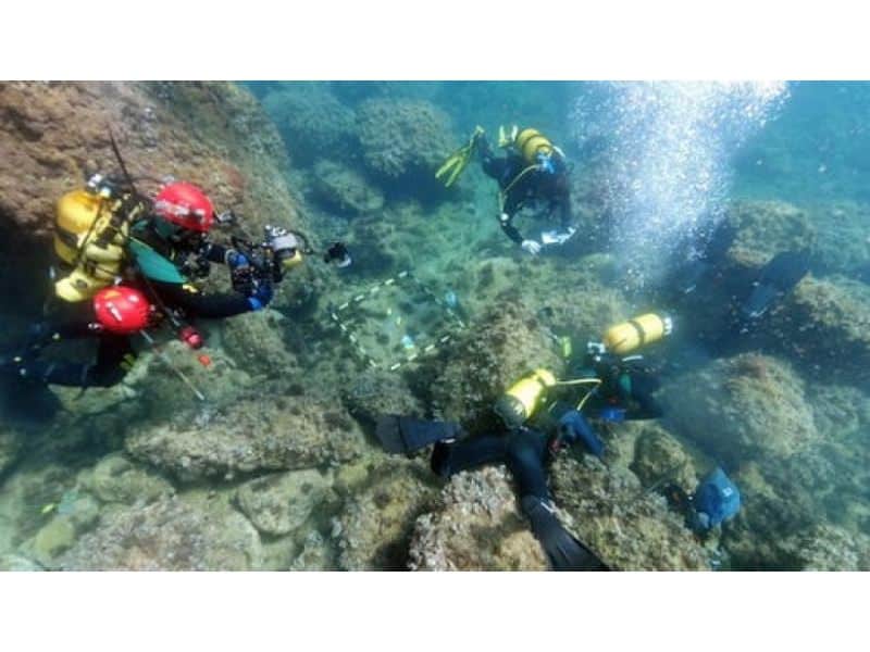 doi scafandri au descoperit o comoară în timp ce strângeau gunoaie de pe fundul mării