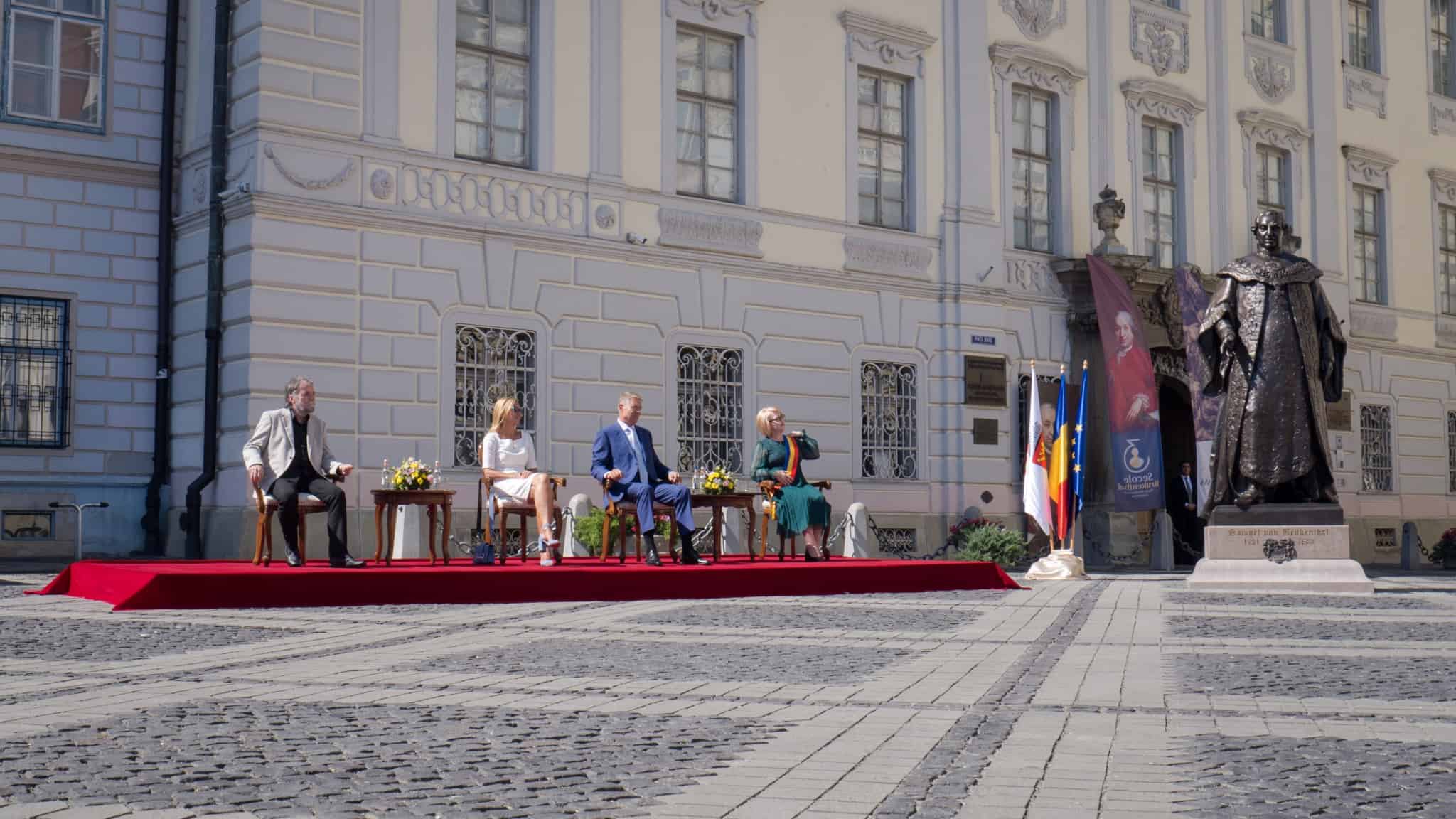 foto: dezvelirea statuii baronului brukenthal - iohannis: „vă felicit pentru realizarea acestui proiect”