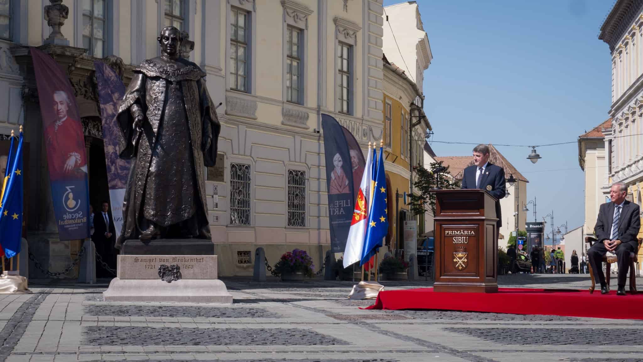 foto: dezvelirea statuii baronului brukenthal - iohannis: „vă felicit pentru realizarea acestui proiect”