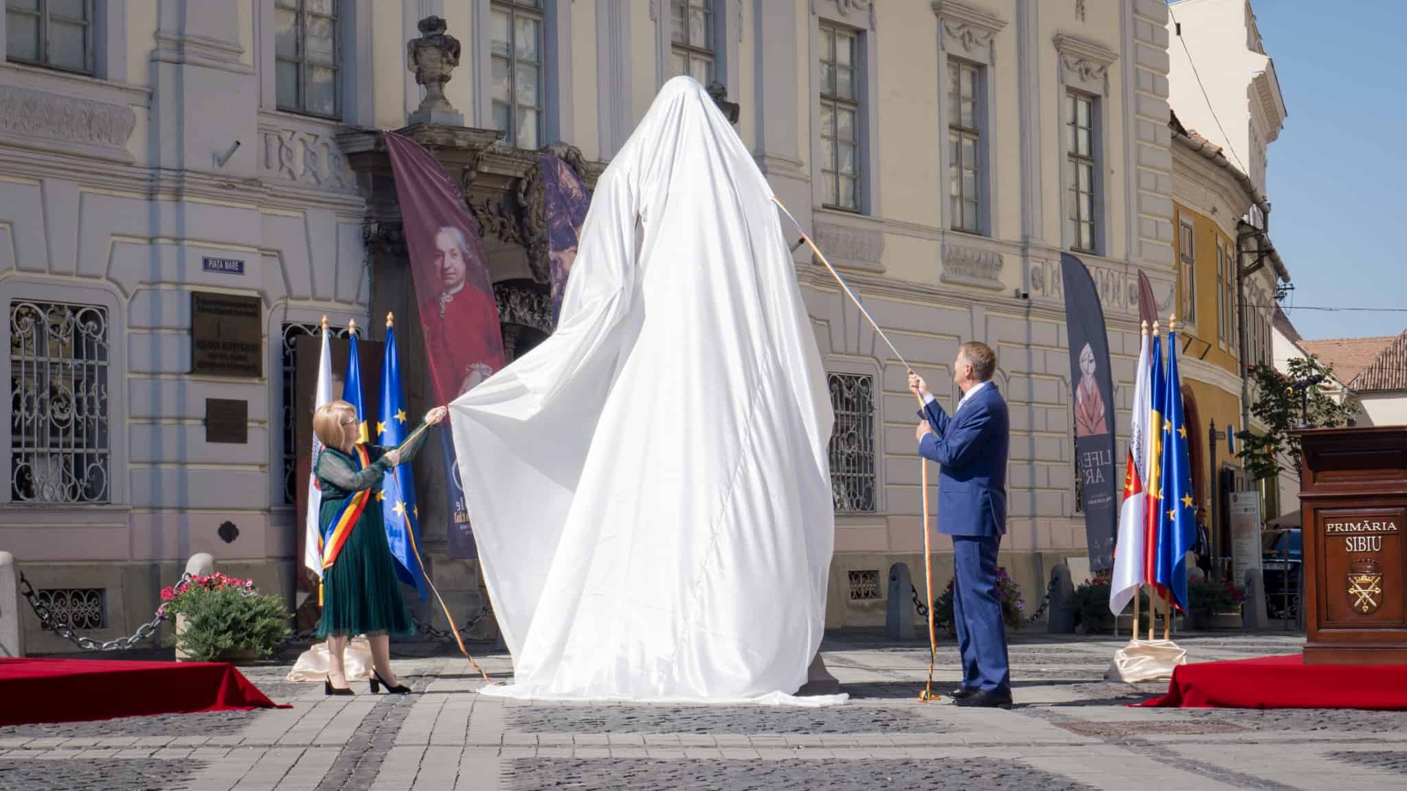 foto: dezvelirea statuii baronului brukenthal - iohannis: „vă felicit pentru realizarea acestui proiect”