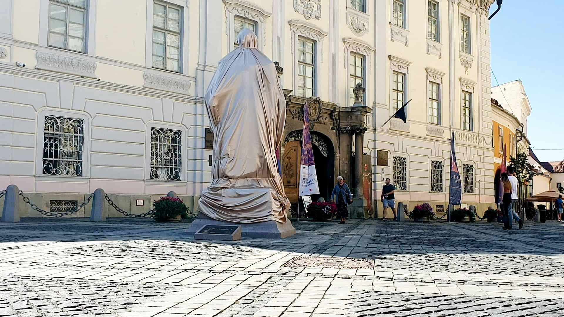 statuia baronului brukenthal a ajuns în piața mare - președintele iohannis, așteptat la dezvelire