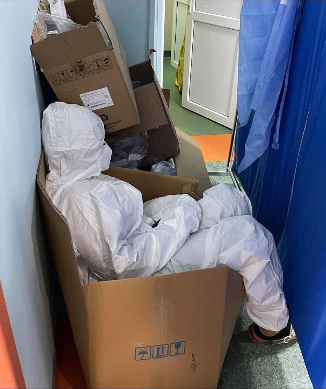 foto epuizată după lupta cu covidul, o asistentă se odihneşte într-o cutie de carton