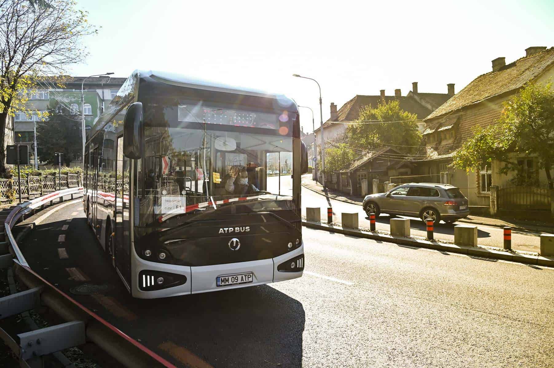 foto autobuz electric, produs în românia, în teste la sibiu - elevii, primii care s-au plimbat cu el