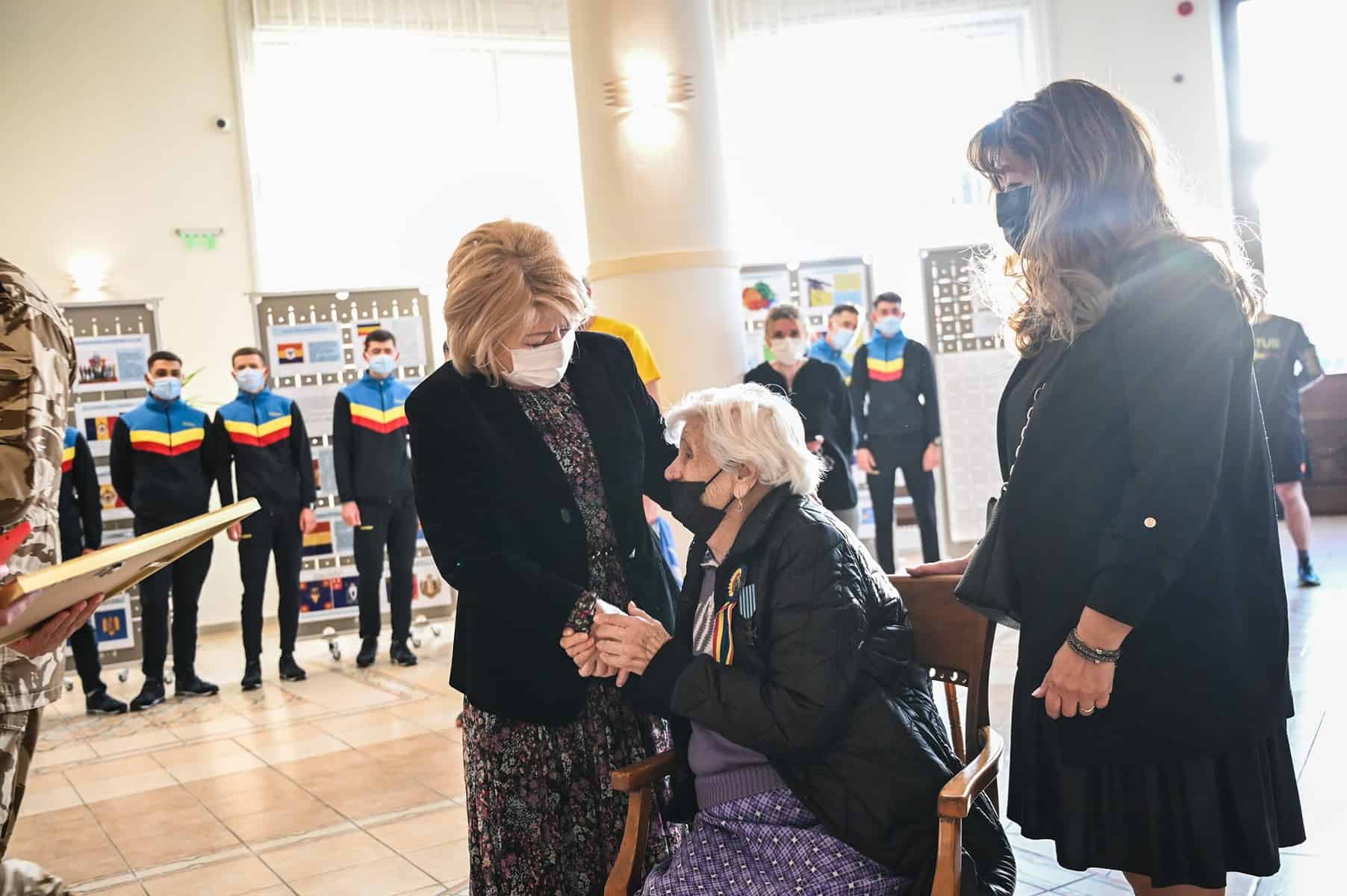 FOTO Ştafeta Invictus a ajuns la Sibiu - O veterană de 101 ani, a primit o diplomă de la primarul Astrid Fodor