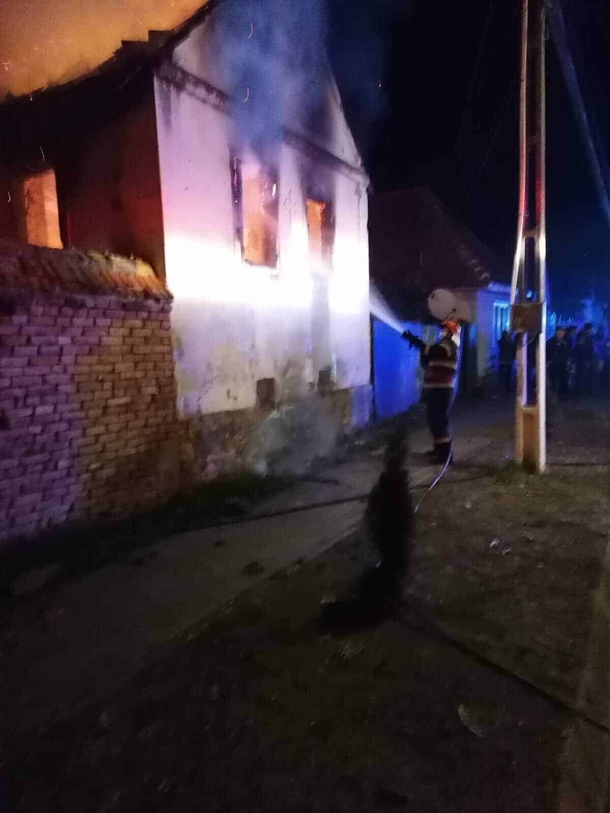 două incendii in miez de noapte - locuințe în flăcări la mediaş şi nocrich