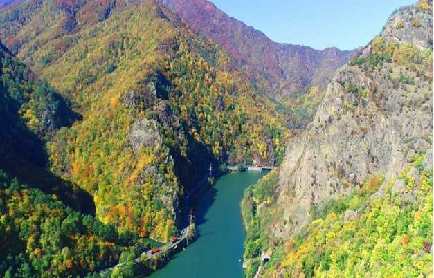 foto video - imagini superbe cu defileul oltului - drumul care leagă sibiul de vâlcea, filmat dintr-o dronă