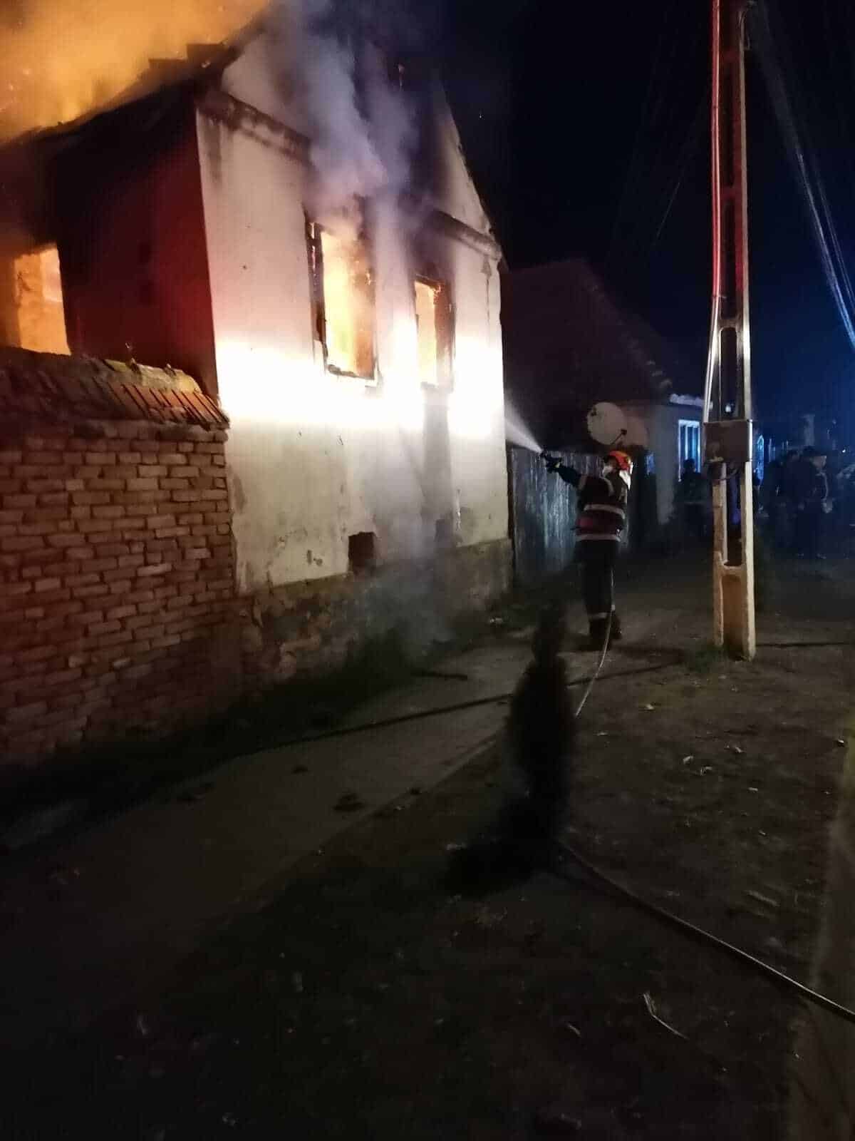 două incendii in miez de noapte - locuințe în flăcări la mediaş şi nocrich