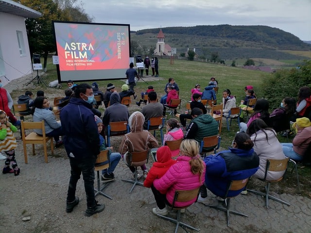 Elevii din comuna Roşia au urmărit "Drumul spre școală" - Proiecţie în aer liber