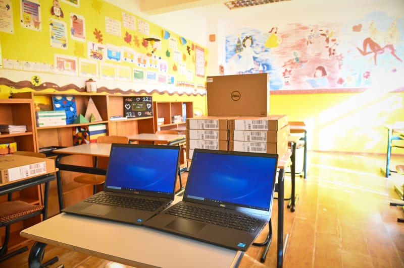 primăria a cumpărat sute de laptopuri și camere web pentru școlile sibiene