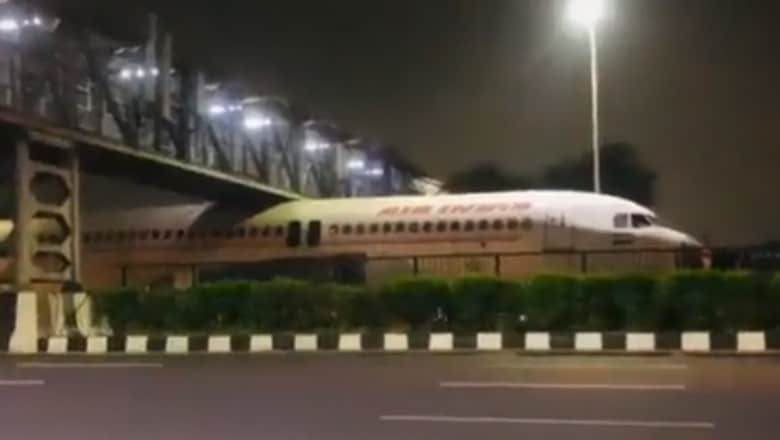 video un avion a rămas blocat sub un pod în timp ce era tractat