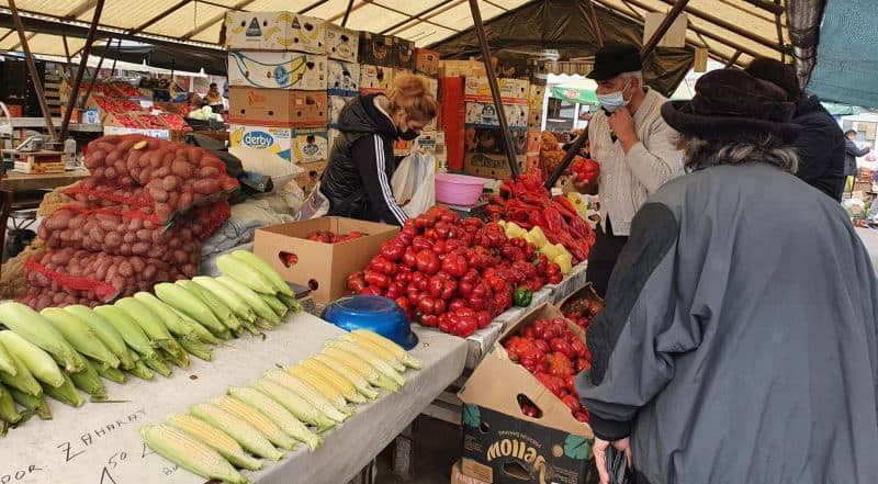 comercianții scot mai mulți bani din buzunare dacă vor să își vândă marfa în piețele din sibiu - se modifică tarifele de închiriere