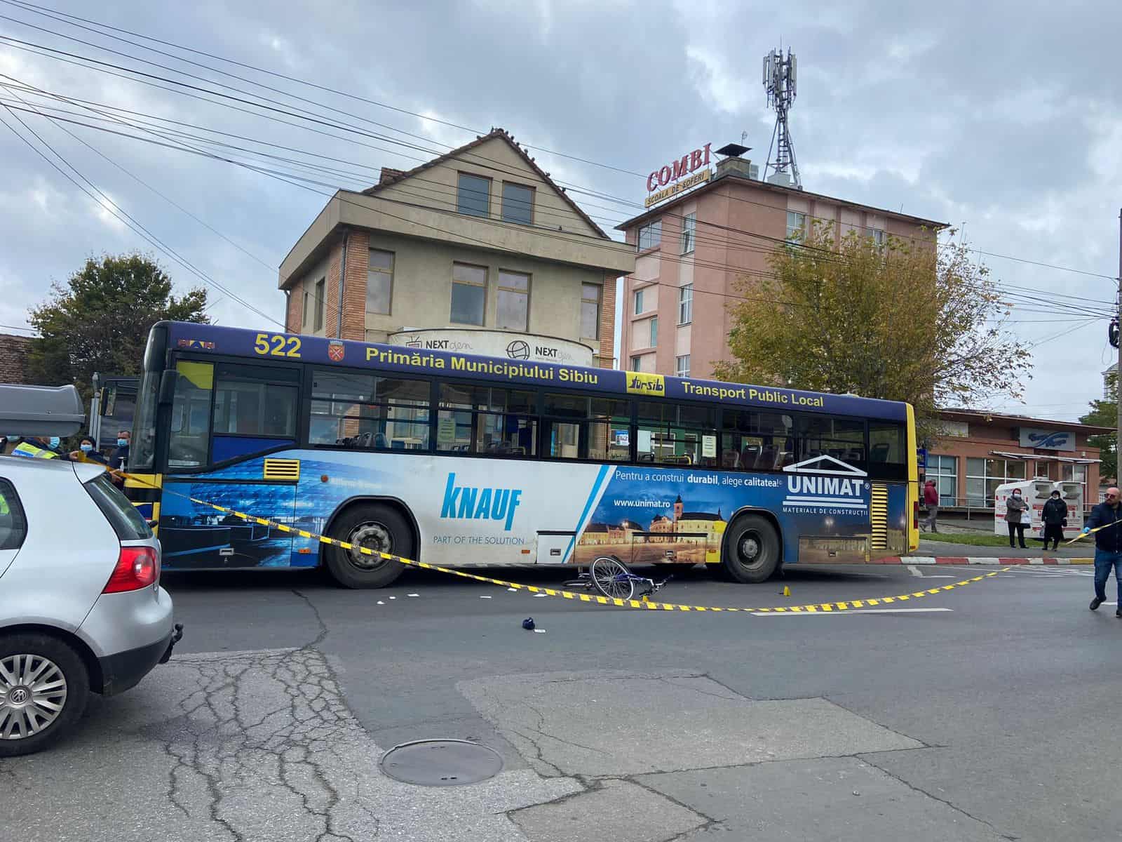 FOTO: Accident pe Calea Gușteriței - Biciclist lovit de o mașină în timp ce depășea un autobuz