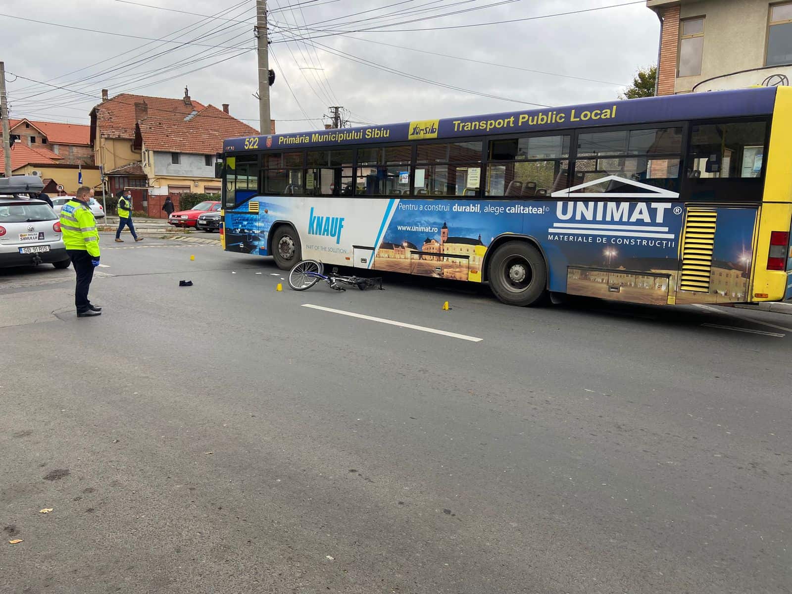 foto: accident pe calea gușteriței - biciclist lovit de o mașină în timp ce depășea un autobuz