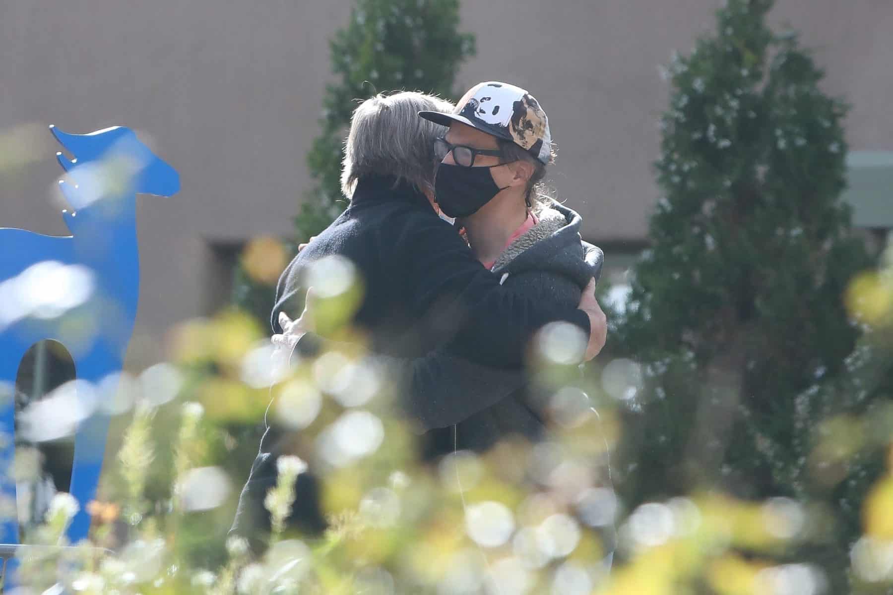 foto alec baldwin pozat în timp ce îi îmbrățișează pe soțul și fiul femeii împușcată mortal - actorul este devastat