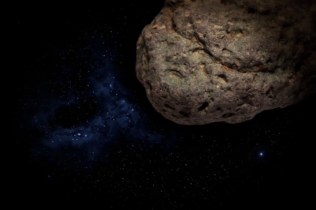 un asteroid periculos trece foarte aproape de pământ - e de trei ori mai mare decât turnul eiffel
