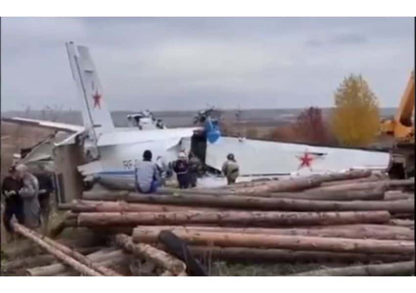 video un avion s-a prăbușit în rusia. 16 persoane au murit și șase sunt în stare gravă