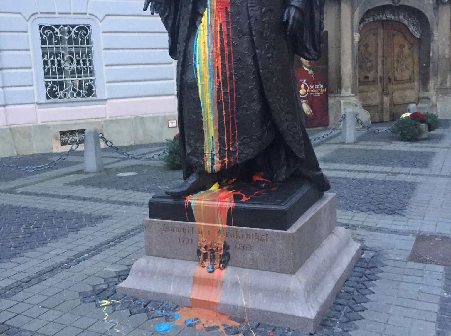un bărbat a aruncat cu vopsea pe statuia lui brukenthal din piața mare - poliția a deschis o anchetă