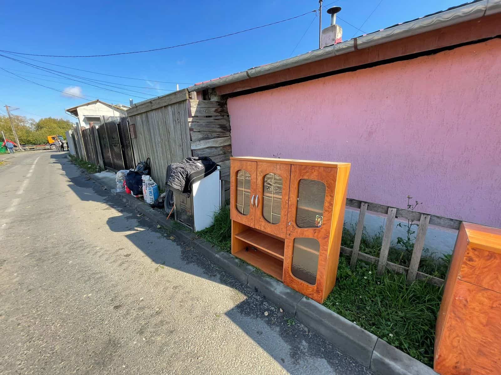 video zeci de familii aruncate în stradă - barăcile de lângă lacul lui binder, demolate de primărie - „ne dărâmă casele!”