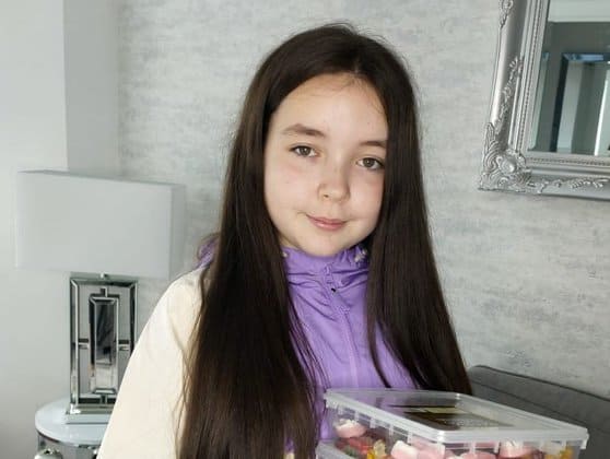 foto o fetiţă de doar 10 ani din irlanda de nord are propria afacere - face singură prăjituri şi le livrează cu taxiul
