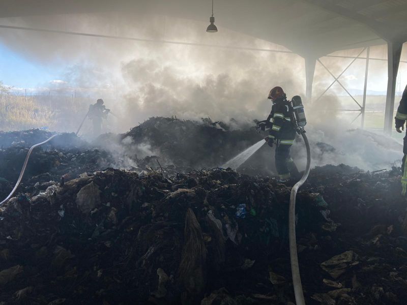 duminică ”de foc” pentru pompierii sibieni - incendii la rusciori și în cimitirul din sibiu