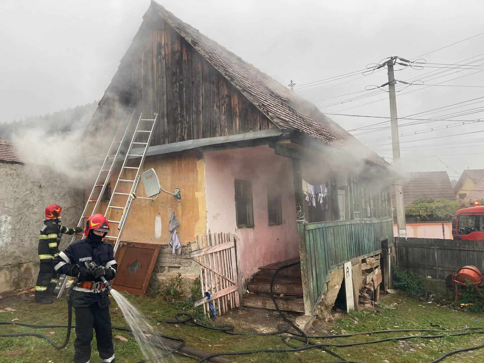 foto: incendiu la rășinari - casă cuprinsă de flăcări