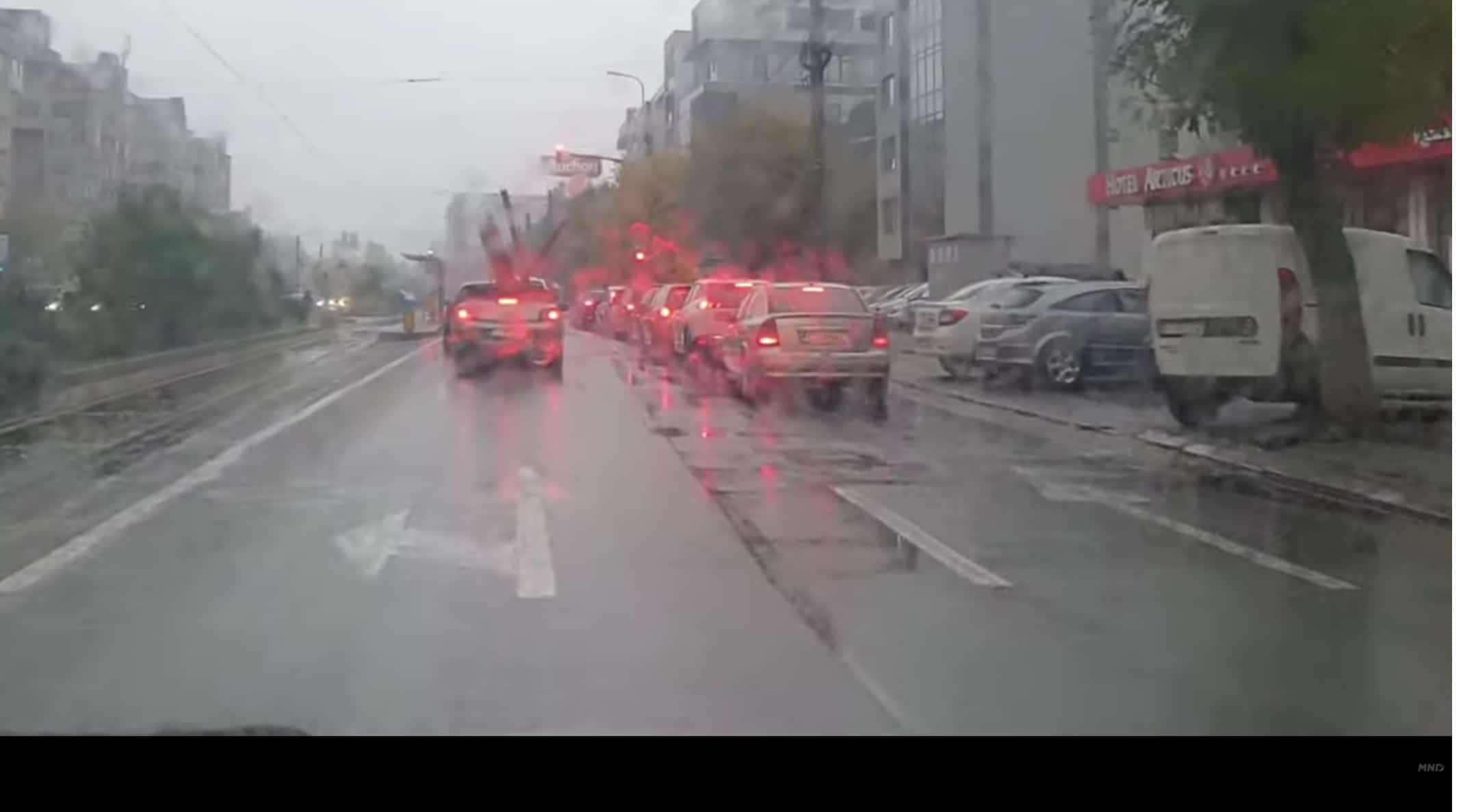 video: bărbat din craiova surprins în timp ce transporta țevi uriașe cu o decapotabilă pe ploaie