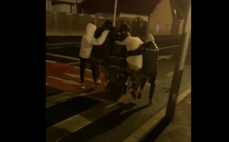 video - șase tineri călare pe un scuter pe o stradă din gușterița - ce spune poliția