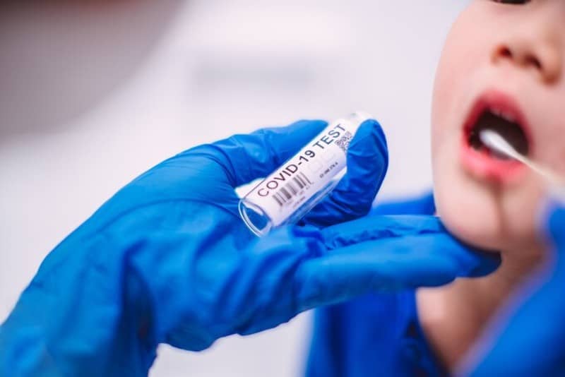 decizie la guvern - angajaţii din sănătate care nu sunt vaccinaţi se testează pe banii lor