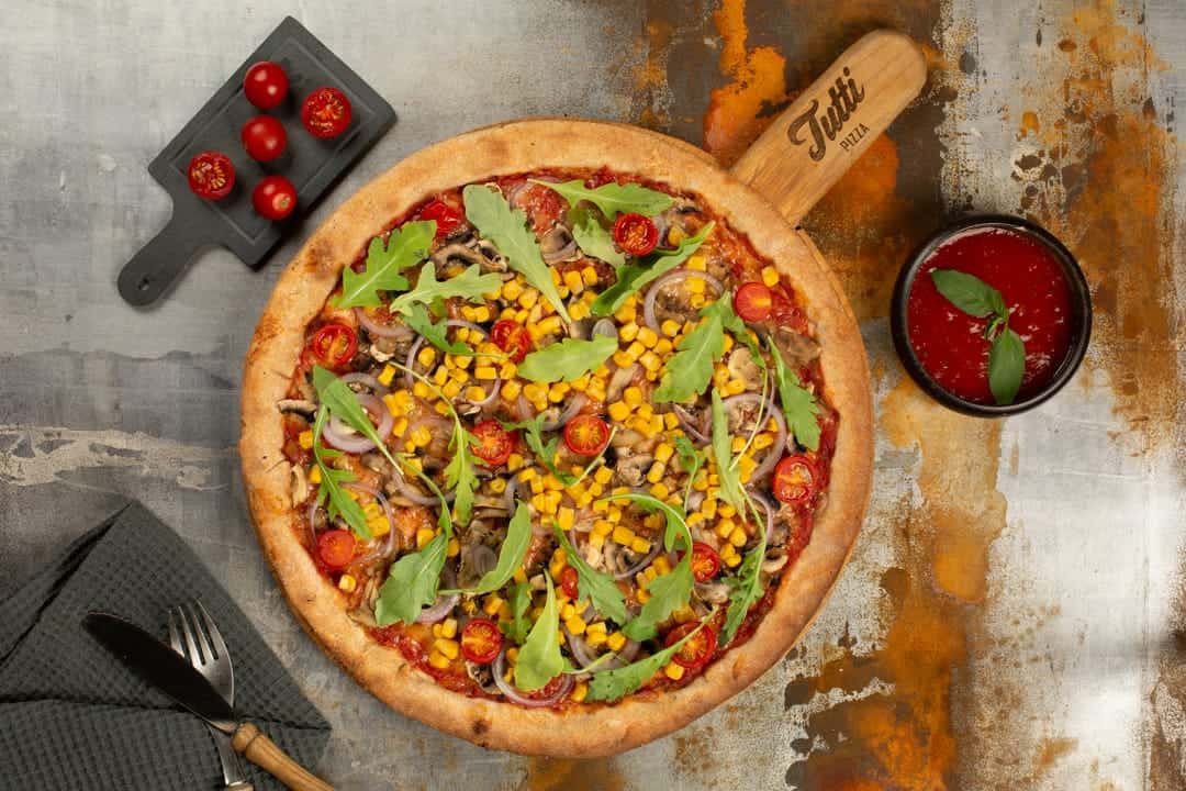 pizza pentru toți pofticioșii din sibiu – tutti pizza sibiu include în meniu o rețetă vegană