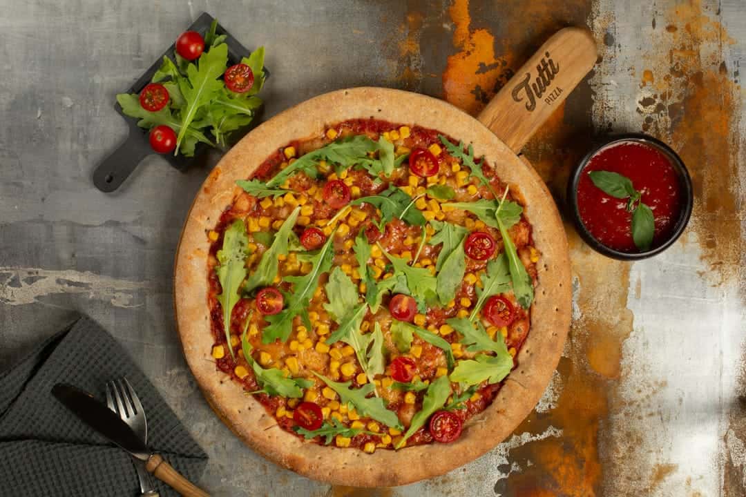 pizza pentru toți pofticioșii din sibiu – tutti pizza sibiu include în meniu o rețetă vegană